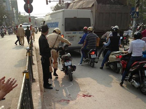 CSGT đưa chiếc xe máy của anh Nghiêm Duy Hoàng khỏi hiện trường (ảnh người dân cung cấp cho báo nld.com.vn) CSGT đưa chiếc xe máy của anh Nghiêm Duy Hoàng khỏi hiện trường (ảnh người dân cung cấp cho báo nld.com.vn)