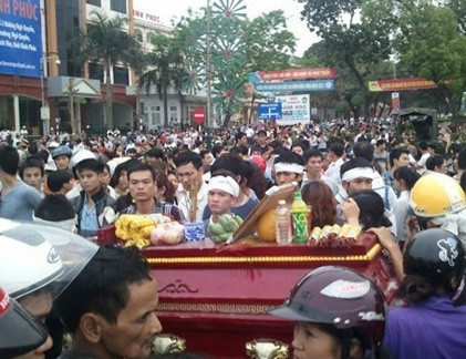 Nhiều người dân đã tụ tập trên các tuyến phố ở Vĩnh Phúc ngày 17/3 Nhiều người dân đã tụ tập trên các tuyến phố ở Vĩnh Phúc ngày 17/3