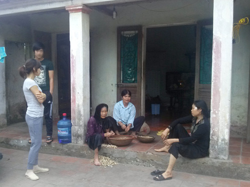 Gia đình nạn nhân Nguyễn Tuấn Anh (anh Nguyễn Văn Nam đứng) Gia đình nạn nhân Nguyễn Tuấn Anh (anh Nguyễn Văn Nam đứng)