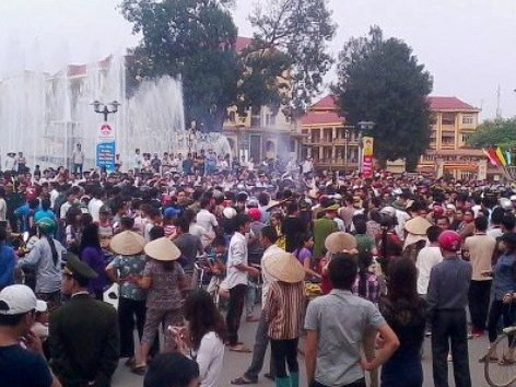 Nhiều người dân đã tụ tập vì cho rằng kết quả giám định pháp y không phù hợp với thực tế Nhiều người dân đã tụ tập vì cho rằng kết quả giám định pháp y không phù hợp với thực tế