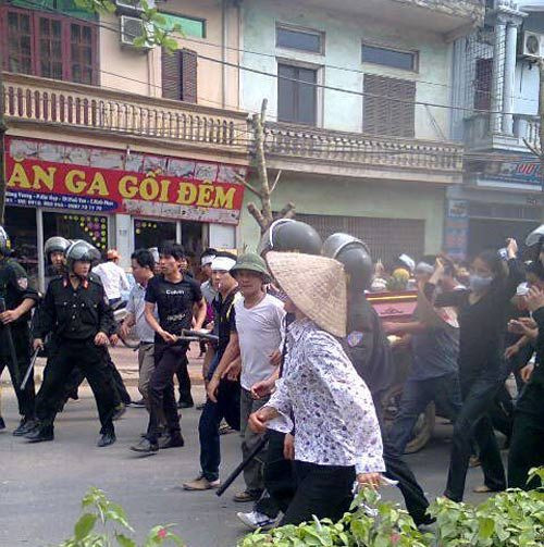 Nhiều người dân bức xúc trước kết luận giám định pháp y (Ảnh: infonet) Nhiều người dân bức xúc trước kết luận giám định pháp y (Ảnh: infonet)