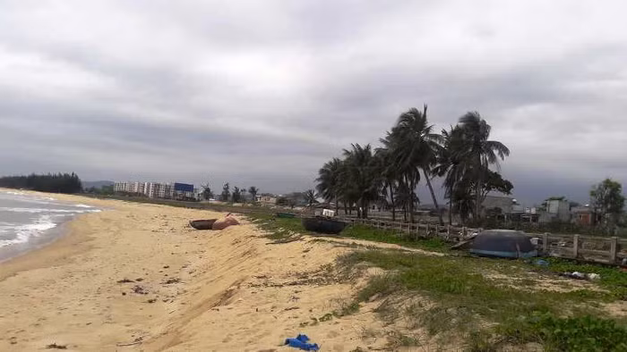 Những sai lầm trong quy hoạch đã khiến nhiều bãi biển của Đà Nẵng bị các resort, khu du lịch... chiếm chỗ. Lối xuống biển của người dân cứ hẹp dần trước tốc độ phát triển của thành phố. Thời gian qua, lãnh đạo chính quyền thành phố đã phải "xin lại" doanh nghiệp từng mét đất để mở lối xuống biển cho người dân.