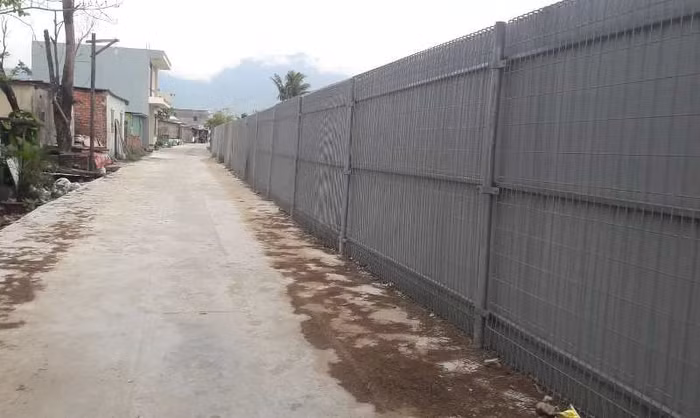 Để bao vây phần diện tích hơn 33 hecta được thành phố Đà Nẵng giao, chủ đầu tư đã xây dựng một hệ thống tường rào bằng sắt kiên cố kéo dài hơn 3km, bịt lối xuống biển của người dân. Theo chính quyền địa phương thì hàng rào này được dựng lên từ tháng 6/2017 để chủ đầu tư thi công dự án.