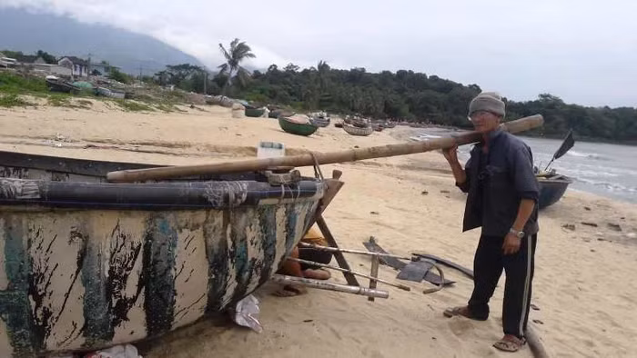 Nam Ô có làng nghề làm nước mắm truyền thống nhưng giờ đây, ngư dân vùng này đang đứng trước nguy cơ bị "xóa sổ". Những con tàu công suất nhỏ của làng biển được khuyến khích xả bản (tháo bỏ) để nhường chỗ cho những Khu vui chơi, khu giải trí hạng sang.