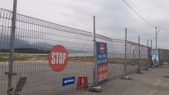 Đường dẫn vào dự án Lancaster Nam O Resort luôn được rào kín cổng, cao tường và có bảo vệ túc trực thường xuyên.