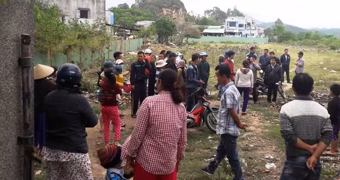 Người dân bức xúc phản đối chủ đầu tư bít lối xuống biển của dân vào ngày 21/3.