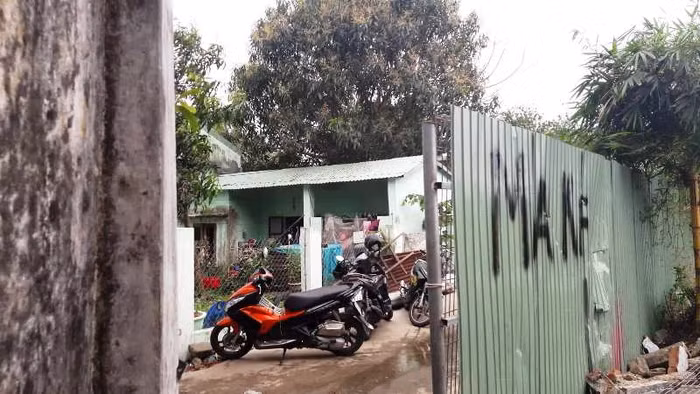 Dọc theo hệ thống hàng rào sắt này chỉ mở một vài ô nhỏ rộng hơn 1 mét làm chỗ xuống biển tạm thời cho người dân.