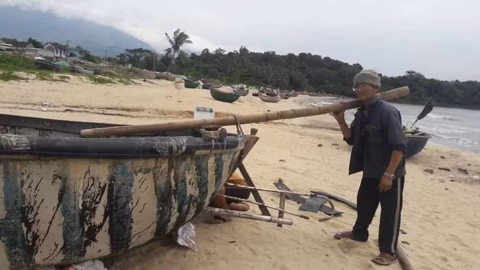 Ông Bùi Du (tổ 45, phường Hòa Hiệp Nam) có 5 đời làm biển đang đứng trước nguy cơ phải "bán thuyền" để nhường biển cho nhà đầu tư. Ảnh: TT