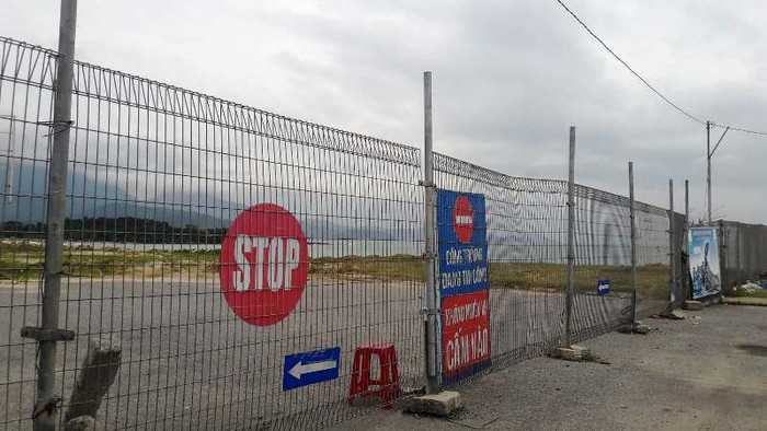 Chủ đầu tư dự án đã xây dựng hàng rào dây sắt kéo dài hàng cây số, chắn hết lối xuống biển của người dân. Ảnh: TT Chủ đầu tư dự án đã xây dựng hàng rào dây sắt kéo dài hàng cây số, chắn hết lối xuống biển của người dân. Ảnh: TT