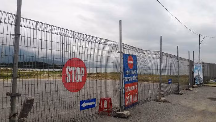 Chủ đầu tư dự án đã xây dựng hàng rào dây sắt kéo dài hàng cây số, chắn hết lối xuống biển của người dân. Ảnh: TT