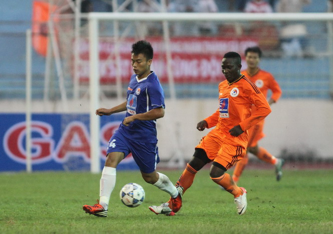 CLB XMXT.Sài Gòn (áo xanh) bị tố có những biểu hiện 'bất thường' ở trận tranh Siêu Cúp 2012. CLB XMXT.Sài Gòn (áo xanh) bị tố có những biểu hiện 'bất thường' ở trận tranh Siêu Cúp 2012.