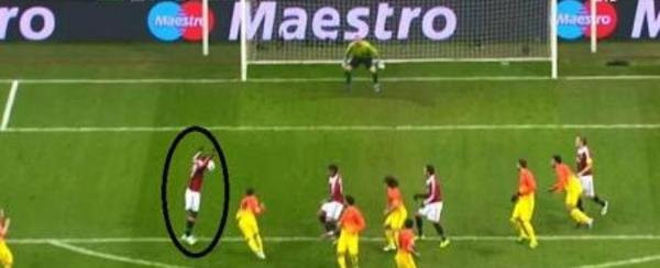 Tình huống ở phút thứ 56 trận đấu giữa AC Milan và Barca trên sân San Siro, từ cú sút xa của Montolivo, bóng có vẻ đã chạm tay Zapata trước khi tìm đến vị trí của Boateng... Tình huống ở phút thứ 56 trận đấu giữa AC Milan và Barca trên sân San Siro, từ cú sút xa của Montolivo, bóng có vẻ đã chạm tay Zapata trước khi tìm đến vị trí của Boateng...