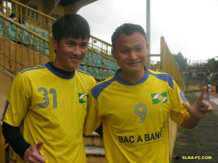 Công Vinh và Trọng Hoàng trong buổi tập mới nhất cùng SLNA. Công Vinh và Trọng Hoàng trong buổi tập mới nhất cùng SLNA.