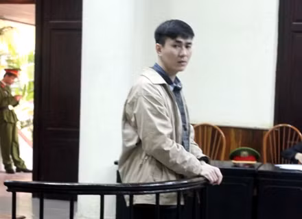 Bị cáo Lê Trọng Nghĩa trước vánh móng ngựa