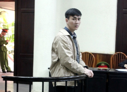 Bị cáo Lê Trọng Nghĩa trước vánh móng ngựa