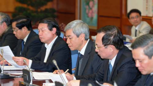 Trong chiều ngày 12/2, ông Dương Anh Điền (ngồi thứ 3 từ phải sang) đã ký kế hoạch đình chỉ công tác một loạt cán bộ xã ngay sau hôm công bố quyết định đình chỉ công tác ông Lê Văn Hiền (Ảnh: NB) Trong chiều ngày 12/2, ông Dương Anh Điền (ngồi thứ 3 từ phải sang) đã ký kế hoạch đình chỉ công tác một loạt cán bộ xã ngay sau hôm công bố quyết định đình chỉ công tác ông Lê Văn Hiền (Ảnh: NB)