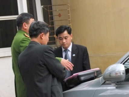 s Luật sư Nguyễn Việt Hùng tại cơ quan CSĐT chiều ngày 14/2.