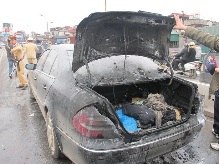 Phần sau của chiếc xe đã bị thiêu rụi. Những phần là nhựa ở phía sau đều bị nóng chảy. Đồ đạc bên trong chiếc cốp xe cũng bị thiêu rụi Phần sau của chiếc xe đã bị thiêu rụi. Những phần là nhựa ở phía sau đều bị nóng chảy. Đồ đạc bên trong chiếc cốp xe cũng bị thiêu rụi