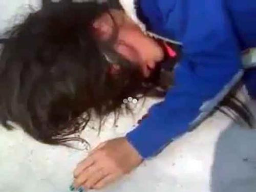 Chỉ vì những mâu thuẫn nhỏ, các nữ sinh đã sẵn sàng đánh bạn đến ngất mới thôi (Ảnh cắt từ clip) Chỉ vì những mâu thuẫn nhỏ, các nữ sinh đã sẵn sàng đánh bạn đến ngất mới thôi (Ảnh cắt từ clip)