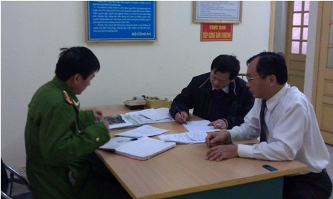 Luật sư Trần Đình Triển làm thủ tục để bào chữa theo lời mời của gia đình ông Đoàn Văn Vươn Luật sư Trần Đình Triển làm thủ tục để bào chữa theo lời mời của gia đình ông Đoàn Văn Vươn