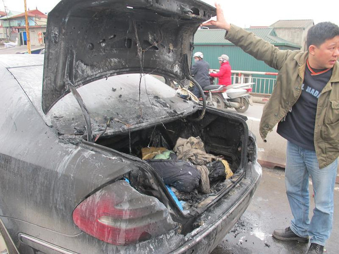 ... phần sau của chiếc xe đã bị thiêu rụi... ... phần sau của chiếc xe đã bị thiêu rụi...