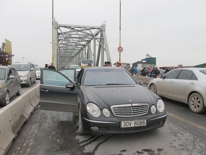 Chiếc xe này là dòng xe E240 của Mercedes - một dòng xe có giá gần 2 tỷ tại thời điểm mua mới Chiếc xe này là dòng xe E240 của Mercedes - một dòng xe có giá gần 2 tỷ tại thời điểm mua mới