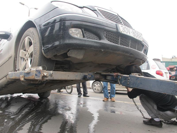 Sau đó, chiếc xe cũng được đưa đi.... Sau đó, chiếc xe cũng được đưa đi....