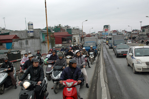 Do vụ cháy xảy ra vào giờ cao điểm nên đã gây ùn tắc dài trên cầu Chương Dương Do vụ cháy xảy ra vào giờ cao điểm nên đã gây ùn tắc dài trên cầu Chương Dương