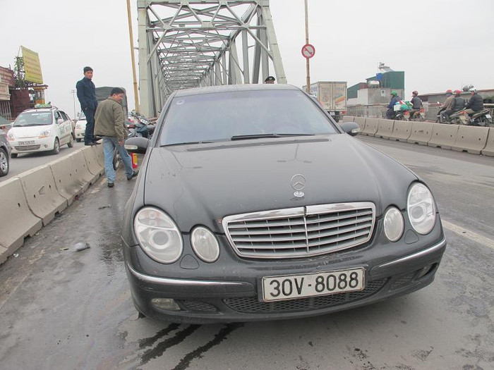 ...dù phần đầu còn nguyên. So với những chiếc xe ô tô khác bị cháy phần đầu thì nơi phát hỏa trên chiếc xe này khác hoàn toàn ...dù phần đầu còn nguyên. So với những chiếc xe ô tô khác bị cháy phần đầu thì nơi phát hỏa trên chiếc xe này khác hoàn toàn