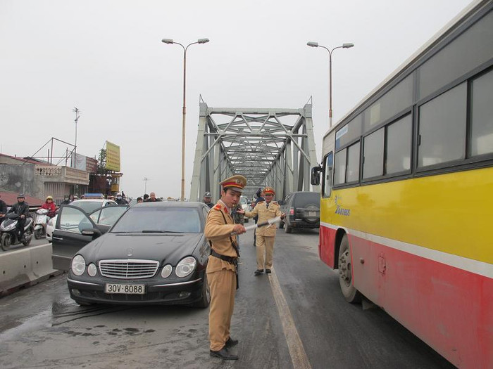... để tránh ùn tắc kéo dài trên cây cầu đã hơn 20 tuổi này. ... để tránh ùn tắc kéo dài trên cây cầu đã hơn 20 tuổi này.
