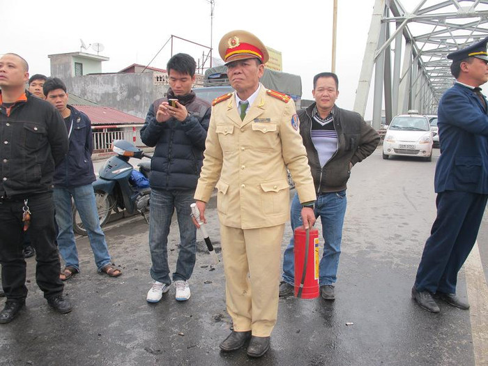 Rất may, ngay khi xảy ra vụ cháy, lực lượng chức năng đã có mặt và dùng bình cứu hỏa dập tắt kịp thời Rất may, ngay khi xảy ra vụ cháy, lực lượng chức năng đã có mặt và dùng bình cứu hỏa dập tắt kịp thời