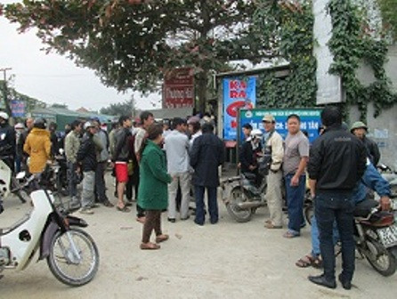 Người dân tập trung để phản đối hành động của con trai bí thư xã Người dân tập trung để phản đối hành động của con trai bí thư xã