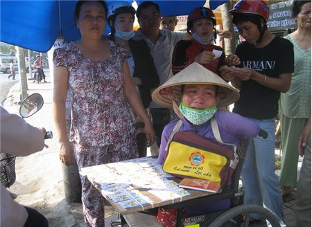 Chị Thuận ràn rụa nước mắt khi biết mình bị cướp - Ảnh: Hà Mi. Chị Thuận ràn rụa nước mắt khi biết mình bị cướp - Ảnh: Hà Mi.