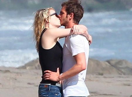 Vào tù vì trót hôn nhau giữa bãi biển. (Ảnh minh họa). Vào tù vì trót hôn nhau giữa bãi biển. (Ảnh minh họa).