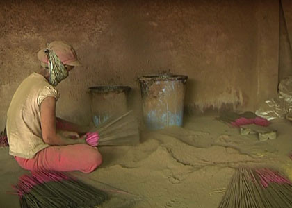 Sản xuất hương, tặng luôn hương (Ảnh minh họa: Minh Quân)