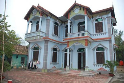 Ngôi nhà to như biệt thự của một chủ đại lý thu mua rác. Ngôi nhà to như biệt thự của một chủ đại lý thu mua rác.