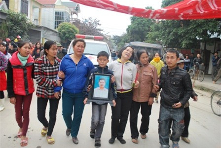 Người dân kéo nhau mang di ảnh anh Ái đi dọc đường phản đối.