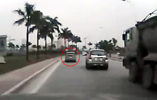 Chiếc xe khoang đỏ nghi án "chim mồi" để CSGT xử phạt