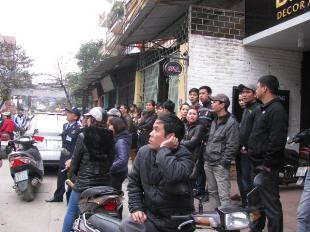 Người hiếu kỳ tụ tập để xem trước nhà nghỉ Mai Đan.