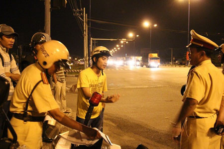 Ma men Trần Quang Hưng bất hợp tác khi bị lập biên bản và “hù” tổ công tác trong xe có “1 tỉ đồng”. Ma men Trần Quang Hưng bất hợp tác khi bị lập biên bản và “hù” tổ công tác trong xe có “1 tỉ đồng”.