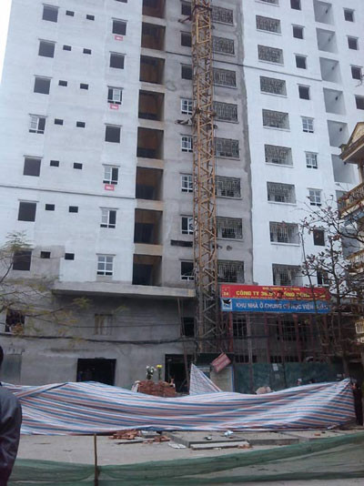 Hà Nội: Thùng sắt 1 tấn bất ngờ rơi, nam thanh niên đi đường tử nạn ảnh 2 Hà Nội: Thùng sắt 1 tấn bất ngờ rơi, nam thanh niên đi đường tử nạn ảnh 2