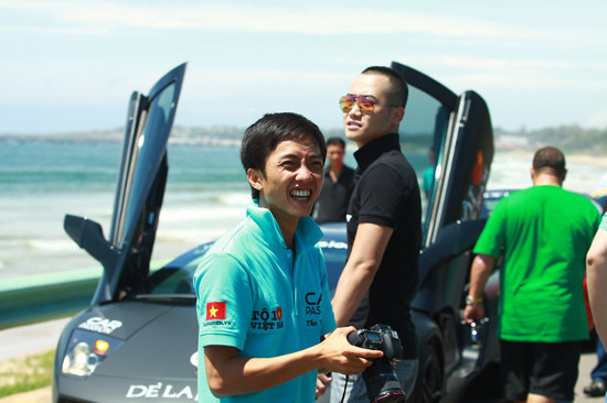 Cường đô la cũng làm công chúng và giới mê xe một phen hụt hẫng khi hành trình siêu xe 2012 bị hoãn hết lượt này đến lượt khác.