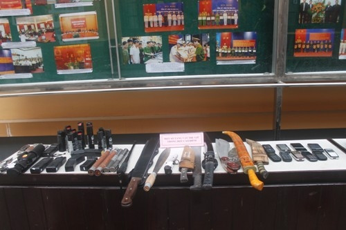 Dao kiếm, dùi cui, bình xịt hơi cay...