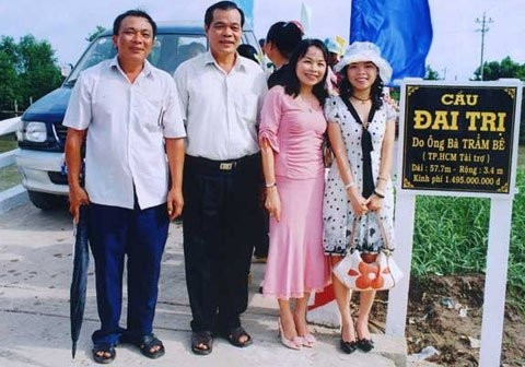 Trầm Thuyết Kiều ngoài cùng bên phải cùng gia đình