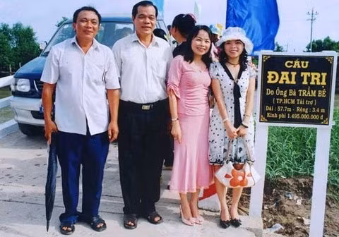 Trầm Thuyết Kiều ngoài cùng bên phải cùng gia đình