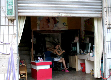 Gái mại dâm đợi khách. Ảnh: VTC. Gái mại dâm đợi khách. Ảnh: VTC.