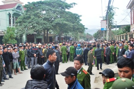 Người dân tập trung đông, khiến Công an phải huy động hàng chục chiến sỹ giải tán đám đông.