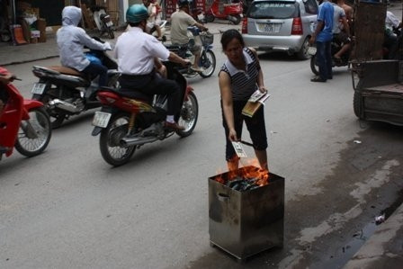 Vô tư đốt vàng mã dưới lòng đường Vô tư đốt vàng mã dưới lòng đường
