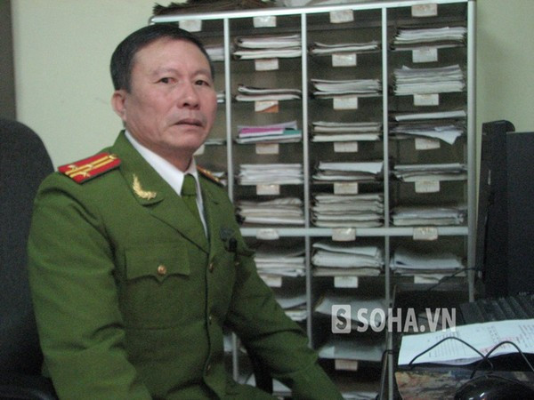 Thượng tá Đặng Viết Nghị trao đổi với PV. Thượng tá Đặng Viết Nghị trao đổi với PV.