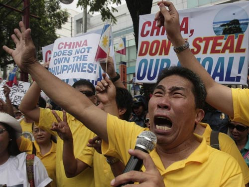 Người dân Philippines biểu tình chống Trung Quốc vào tháng 5-2012. Ảnh: Reuters Người dân Philippines biểu tình chống Trung Quốc vào tháng 5-2012. Ảnh: Reuters